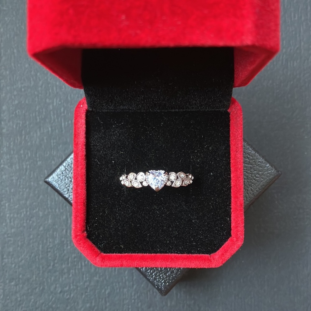 Women’s Heart Shaped Ring Size 8. - Picture 6 of 8